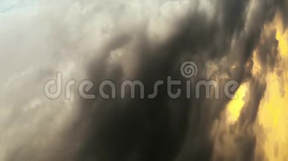 垂直视频暴风雨前的大雨云时间流逝视频的预览图