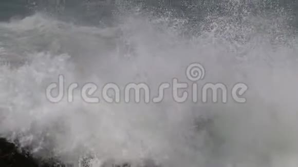 葡萄牙塞纳河沿岸大西洋风暴天气视频的预览图