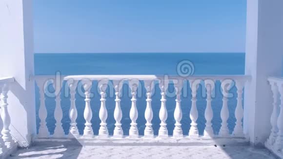 经典的白色露台带有装饰栅栏和海滨海景视频的预览图