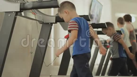 婴儿在GYM的跑步机上行走视频的预览图