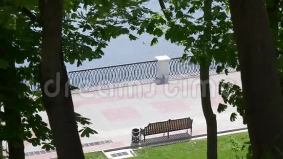 坐在城市的滨水区戈梅尔贝拉鲁斯视频的预览图