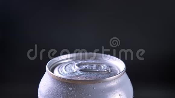软碳化饮料银罐的特写镜头以黑暗为背景旋转视频的预览图