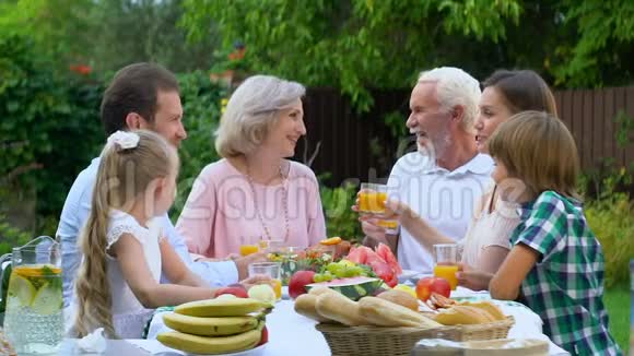 欢乐的家庭聚会在乡间别墅庆祝周年纪念日视频的预览图