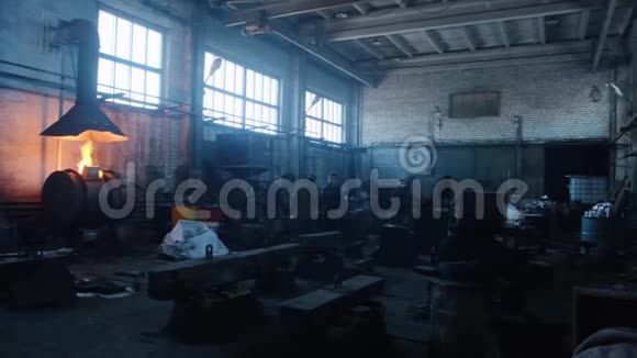熔化炉附近的旧炼钢厂和男工防护罩棚和面罩的视图库存数据视频的预览图