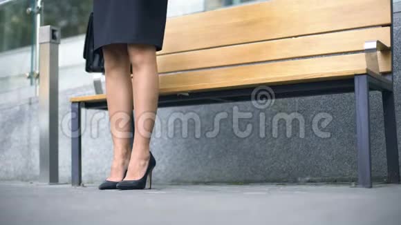 商务小姐坐在长凳上等着在街上和合伙人见面视频的预览图