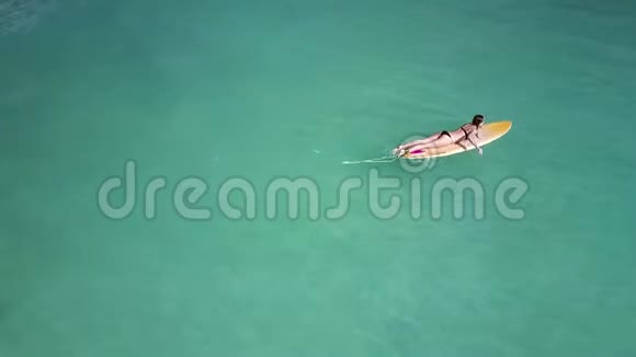 孤独的女孩冲浪者在船上游泳男孩出现了视频的预览图