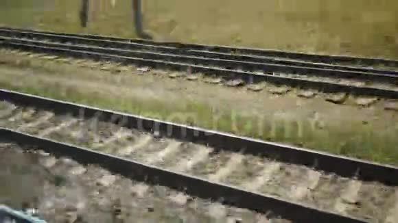 火车车窗的闪光栏杆高速行驶视频的预览图