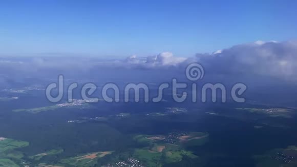 高空飞机上的山和云视频的预览图