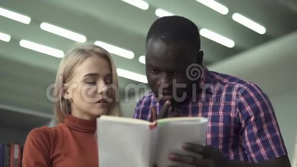 欧洲女士和非裔美国人在图书馆讨论书籍视频的预览图
