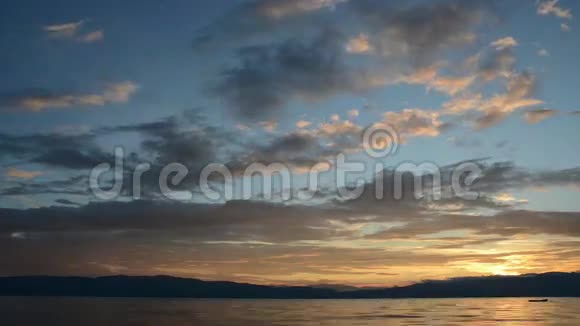 湖面上日落视频的预览图
