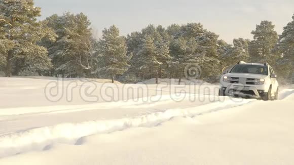 白色SUV驾驶冬季越野视频的预览图