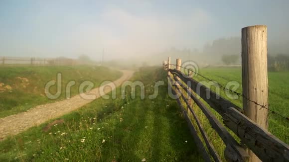 夏天早晨雾中的村庄视频的预览图