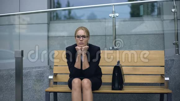 坐在长椅上的商务小姐没有爱情的职业主义者的孤独生活视频的预览图