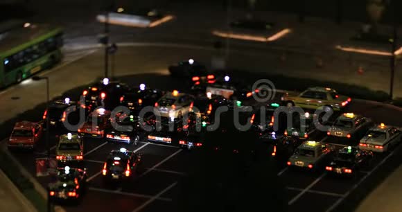 东京商业城的一个夜间城市景观步行人群的角度倾斜视频的预览图
