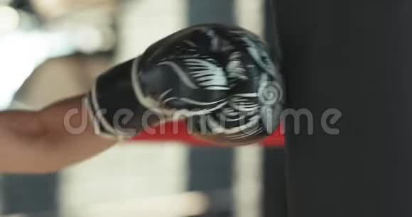 战斗机练习一些踢袋子一个女人拳击背景健身房里的黑色沙袋很重视频的预览图