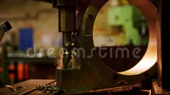 建筑工厂在铁零件上钻孔的机器用瓶子里的水冷却钻头视频的预览图