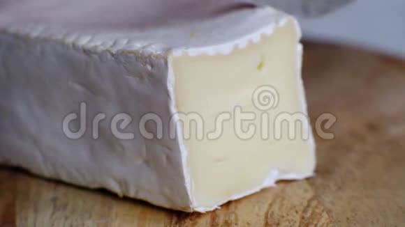 切软奶酪法国布里或卡曼伯特宏射视频的预览图