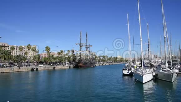 阳光明媚的一天古老的帆船和帆船在巴塞罗那港航行视频的预览图
