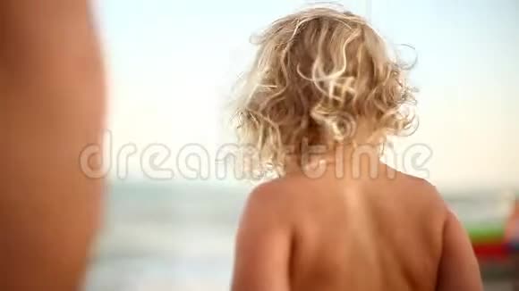 孩子们在海边玩沙子暑假家庭假期视频的预览图