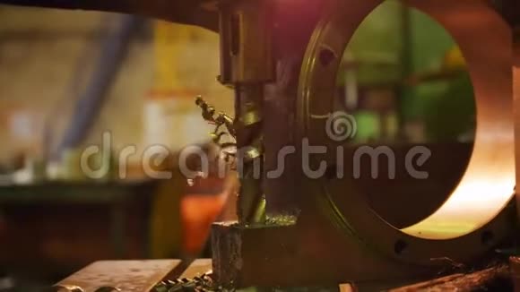 建筑工厂一台机器在铁的细节上钻孔从铁屑上清洗钻头视频的预览图