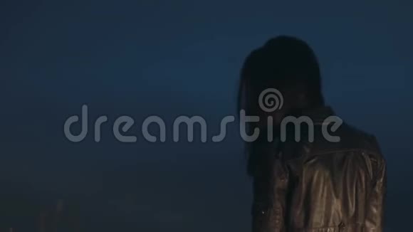 高加索女孩走向迷雾模糊的画像美丽的女人回头看着镜头消失在黑暗的田野里视频的预览图