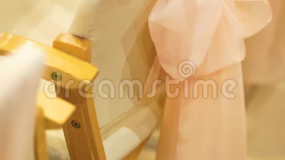 用粉红丝带装饰的米色椅子特写镜头视频的预览图