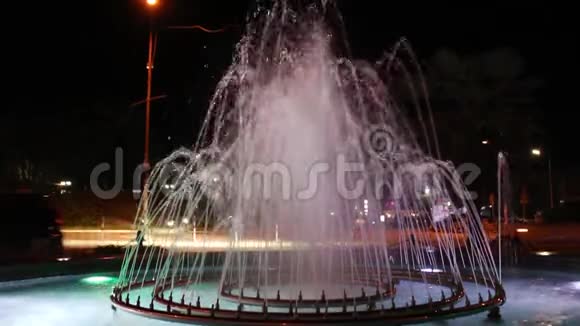 2018年10月佩特里奇市中心的一座喷泉撞击市政厅视频的预览图