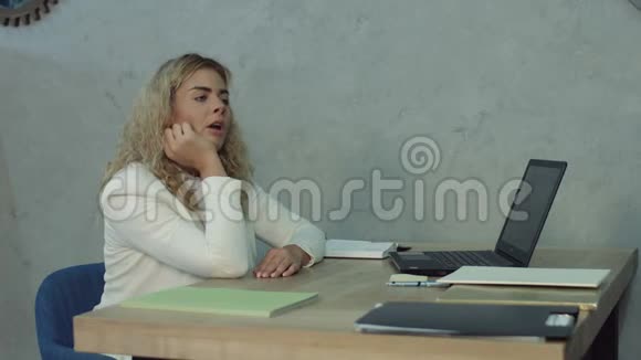 疲惫的办公室女人在办公桌前打盹视频的预览图
