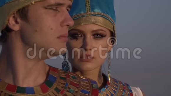 埃及女王站在法老肩膀后面凝视着镜头视频的预览图