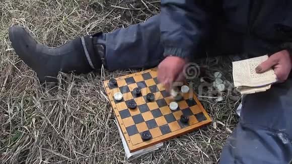 根据自然界的计划玩跳棋的老手特写牧羊人在工作视频的预览图
