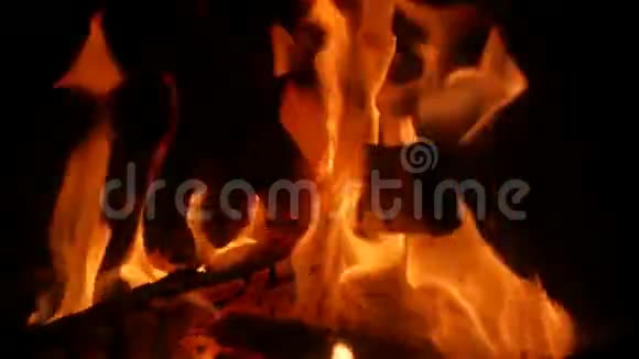 背景火焰在壁炉中燃烧视频的预览图