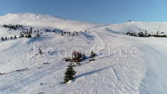 现代大型吹雪机正在颠簸的雪覆盖道路上行驶空中拍摄4k视频的预览图