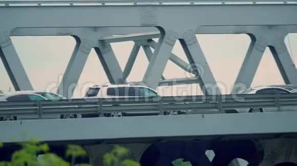 城市汽车桥上的交通高峰Telephoto镜头平底锅视频的预览图