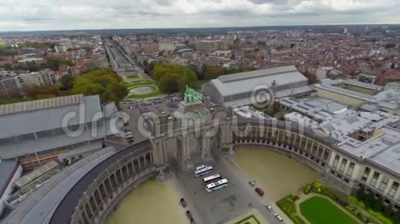 鸟瞰布鲁塞尔昆坎泰尔广场U形拱廊视频的预览图