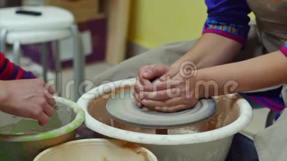 4k陶工用陶工车轮上的陶工工具塑造粘土制品视频的预览图