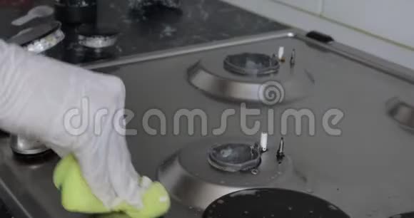 正在厨房洗脏炊具的妇女视频的预览图