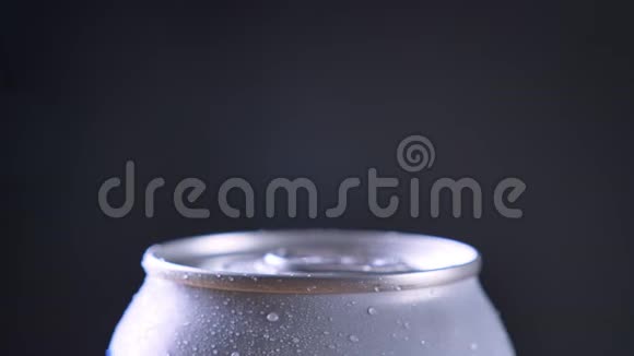 冰碳酸软饮料银罐的特写镜头以孤立的背景旋转视频的预览图