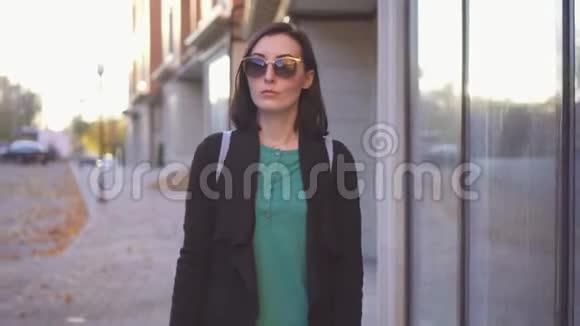 有视力障碍的年轻女子用拐杖在城市里走来走去视频的预览图