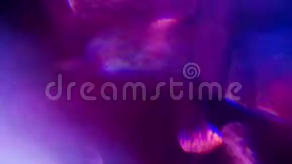 神奇的蓝色和紫色水晶物体在黑暗中闪烁视频的预览图