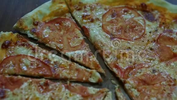 慢全景切成薄片美味的新鲜披萨和西红柿视频的预览图