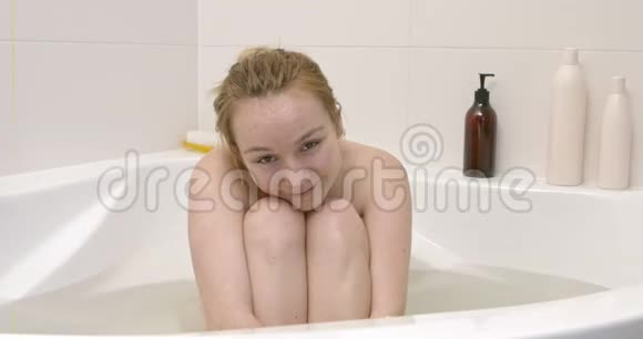 洗澡的女人对着镜头微笑视频的预览图