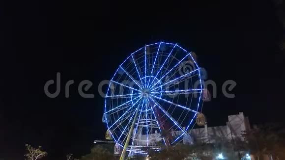 一辆带有时间效果视频的摩天轮车辆夜景视频的预览图