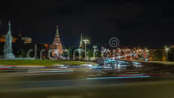 晚上莫斯科的时间克里姆林宫全景和弗拉基米尔王子雕像视频的预览图