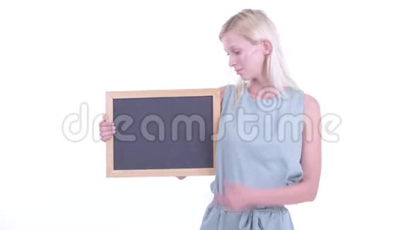 快乐的金发女郎拿着黑板竖起大拇指视频的预览图