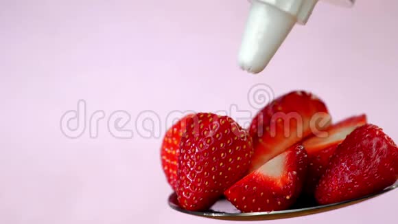 草莓甜点加奶油勺视频的预览图