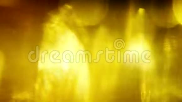神奇的光在金色的色调中发挥金色的水晶光泄漏视频的预览图