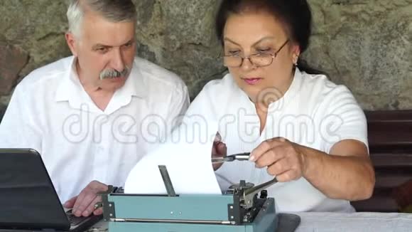 成熟的男人工作笔记本女人打字视频的预览图