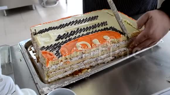 在餐馆切蛋糕的时间视频的预览图