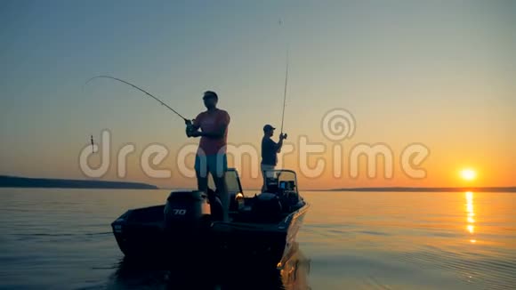 人们正从一艘汽艇在开阔的水面上捕鱼视频的预览图