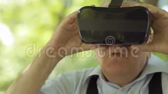 老人不知道如何使用虚拟现实眼镜视频的预览图